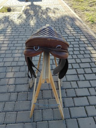 Silla de montar de cuero marrón