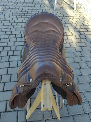 Silla de montar de cuero marrón