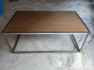 Mesa de madera y acero inoxidable
