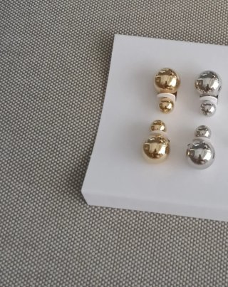 Pendientes dorados y plateados.