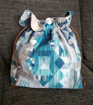 Borsa sacco con tasche e manico a spalla