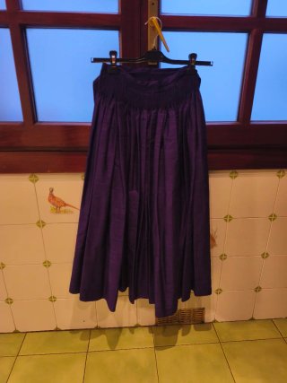 Falda de baturra morada, de seda salvaje, puesta 3