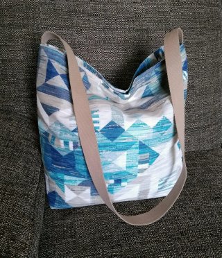Borsa con tasche e tracolla fissa