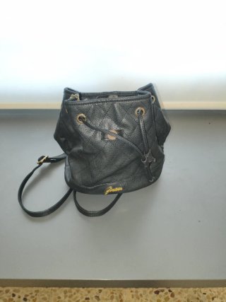 Bolso Guess Negro Acolchado