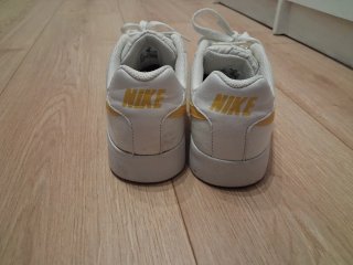 Zapatillas Nike de tela blancas y amarillas