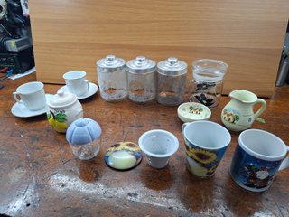 Set di tazze e contenitori vari