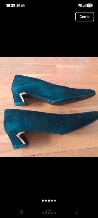 Zapatos de ante negros con detalle dorado