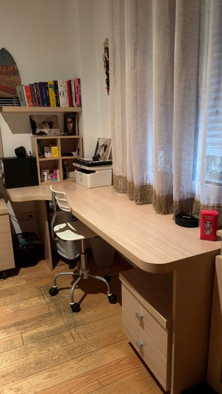 Escritorio L con cajonera y estantería