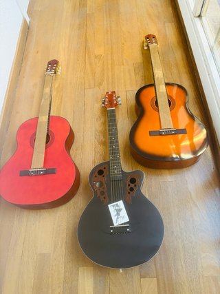 Lottto di 3 chitarre rosse, nere e arancioni