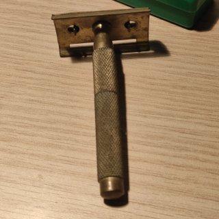 Maquinilla de afeitar militar antigua