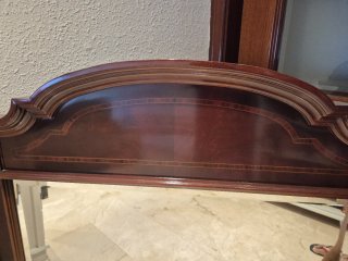 Espejo antiguo de madera con copete estlo clásico.