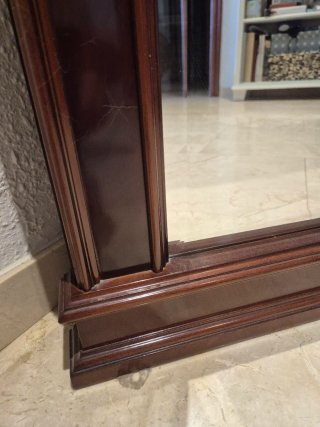 Espejo antiguo de madera con copete estlo clásico.