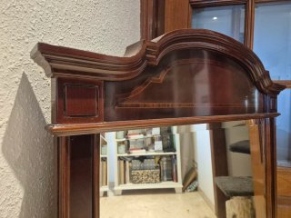Espejo antiguo de madera con copete estlo clásico.