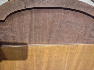 Espejo antiguo de madera con copete estlo clásico.