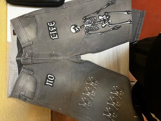 Pantalón Vaquero Gris con Estampado