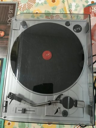 Tocadiscos IMG con muchos discos antiguos.