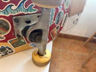 Skateboard con pegatinas decorativas
