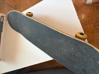 Skateboard con pegatinas decorativas