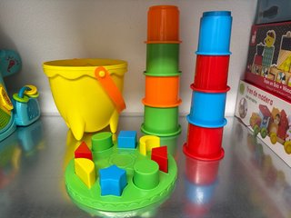 Juego infantil de cubos y formas