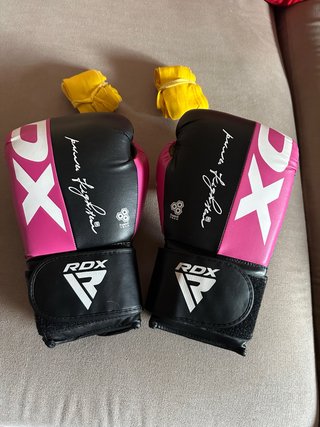 Guantes de kickboxing RDX rosa y negro