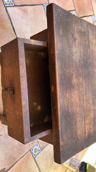 Mesa auxiliar de madera rústica