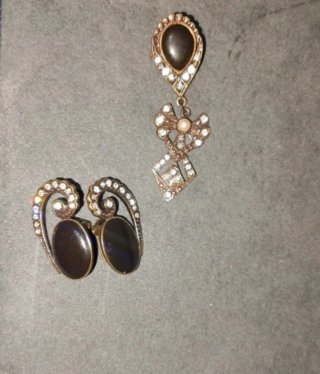 Broche y pendientes bisutería negro y dorado