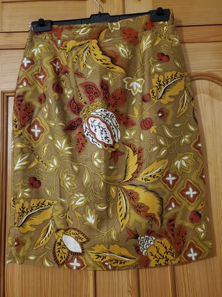 Falda estampada tonos ocres y rojizos