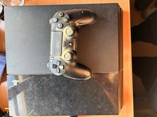 PS4 (PlayStation 4)