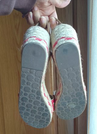Sandalias con cuña y detalles bordados