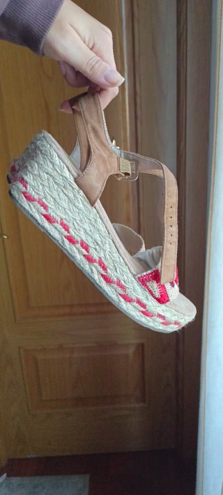 Sandalias con cuña y detalles bordados