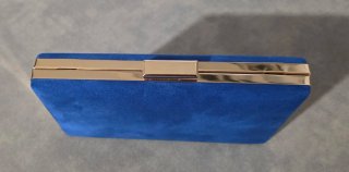 Bolso de fiesta azul con cadena dorada