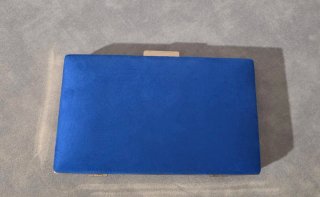Bolso de fiesta azul con cadena dorada