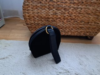 Bolso de fiesta negro con aro dorado