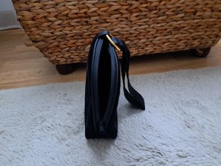 Bolso de fiesta negro con aro dorado
