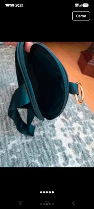 Bolso de fiesta negro con aro dorado