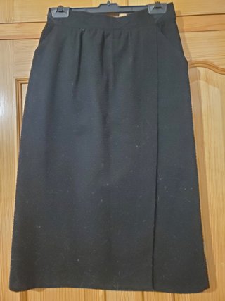 Falda negra abrigada