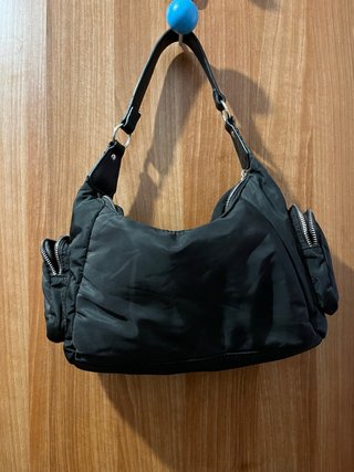 Bolso negro con bolsillos exteriores