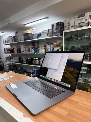 MacBook Pro 2018 15” i7 16GB RAM 1TB SSD