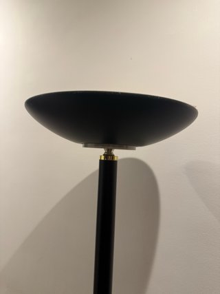 Lámpara de Pie Negra y Dorada