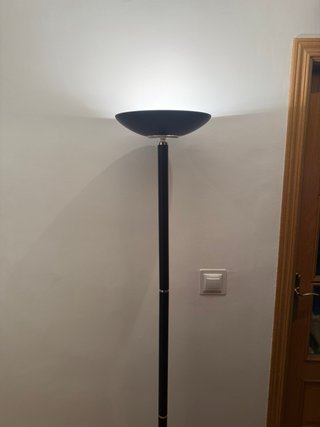 Lámpara de Pie Negra y Dorada