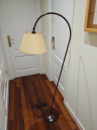 Elegante lámpara de lectura curva