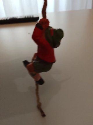 Llavero antiguo niño escalando cuerda