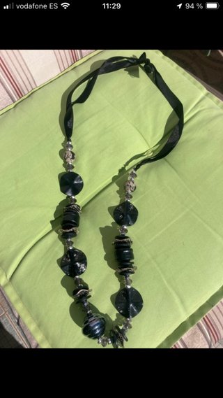 Collar largo negro con detalles plateados