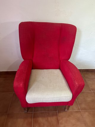 Sillón rojo y beige de tela