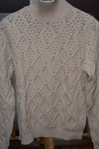 Jersey de punto beige con perlas
