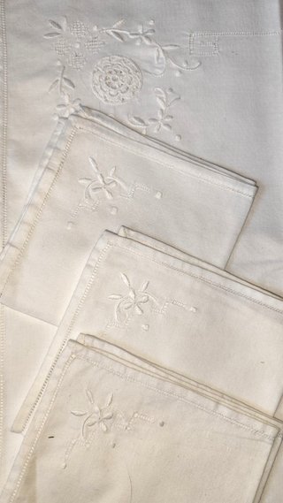 Mantel de té bordado antiguo