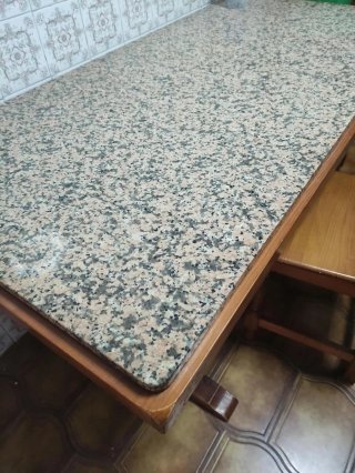 Mesa de madera y granito,con tres sillas a juego!