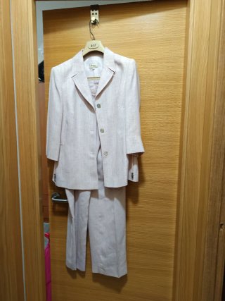 Traje de Chaqueta y Pantalón Beige
