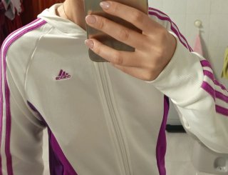 Chaqueta deportiva Adidas blanca y morada
