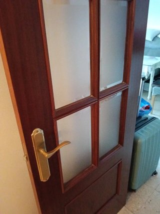 Puerta de madera con cristales y sin cristales